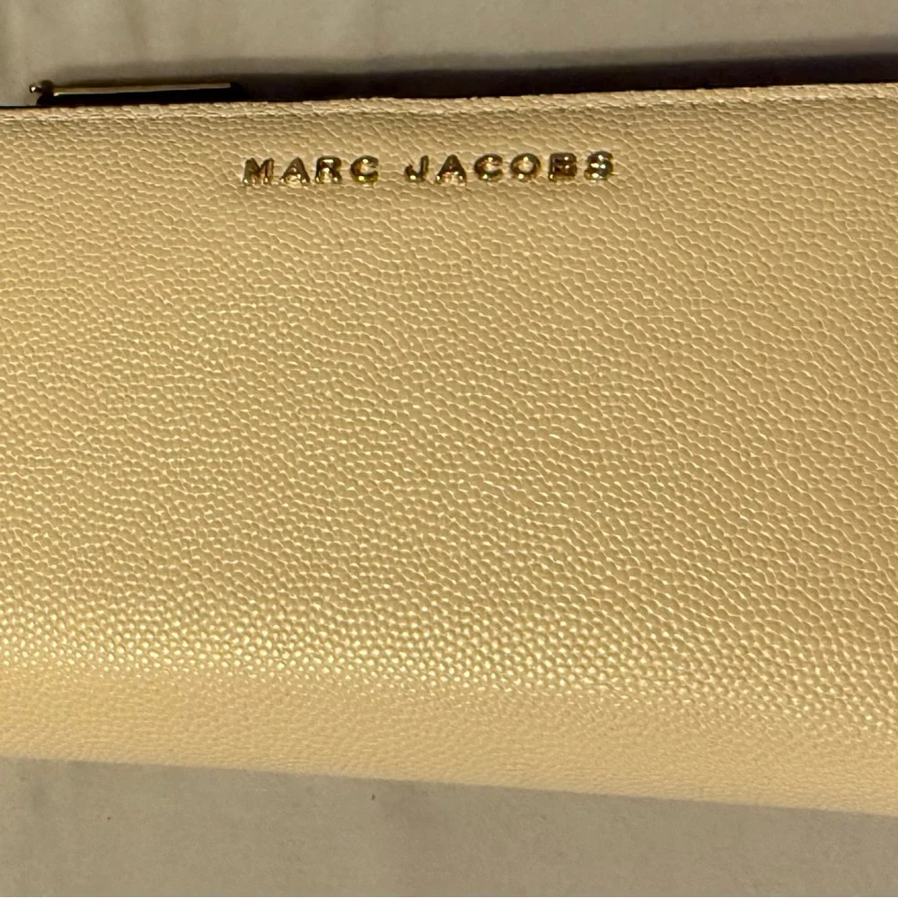Marc Jacobs Cream Wallet - Picture 2 of 5